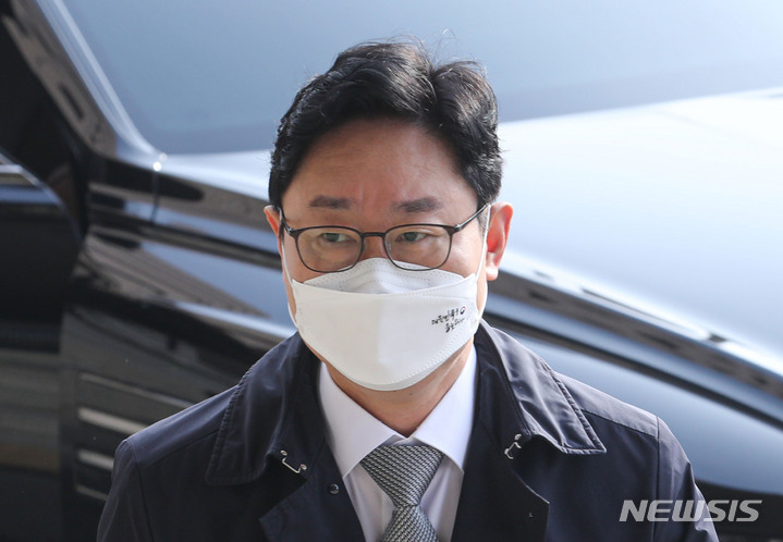 [과천=뉴시스] 권창회 기자 = 박범계 법무부 장관이 지난 25일 오전 경기 과천시 법무부 청사로 출근하고 있다. 2022.03.25. kch0523@newsis.com