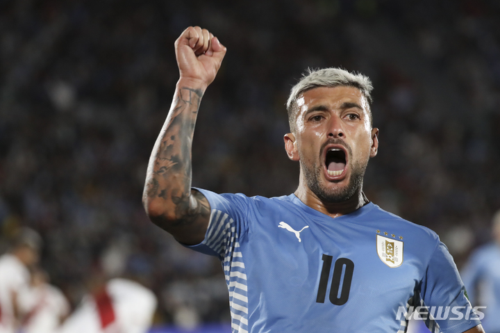 [몬테비데오=AP/뉴시스] 우루과이의 조르지안 데 아라스카에타가 25일(한국시간) 우루과이 몬테비데오에서 열린 페루와 2022 FIFA 카타르 월드컵 남미지역 예선 홈경기에서 선제 결승골을 넣은 뒤 환호하고 있다. 2022.03.25.