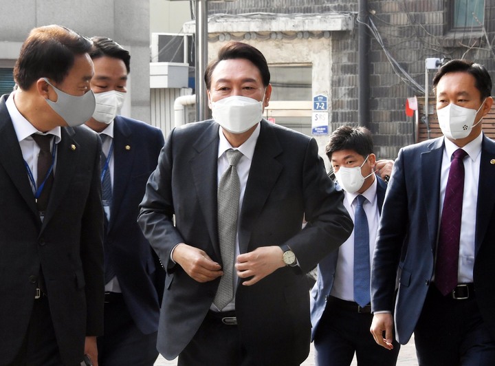 [서울=뉴시스] 인수위사진기자단 = 윤석열 대통령 당선인이 25일 오전 서울 종로구 통의동 인수위 집무실로 출근하고 있다. 2022.03.25. photo@newsis.com