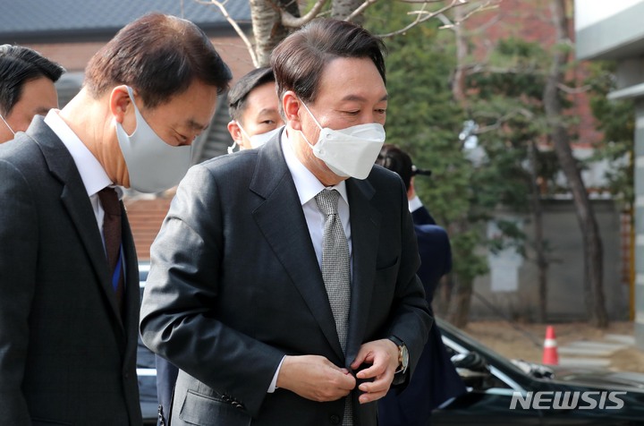 [서울=뉴시스] 인수위사진기자단 = 윤석열 대통령 당선인이 25일 오전 서울 종로구 통의동 대통령직인수위원회 집무실로 출근하고 있다. 2022.03.25. photo@newsis.com
