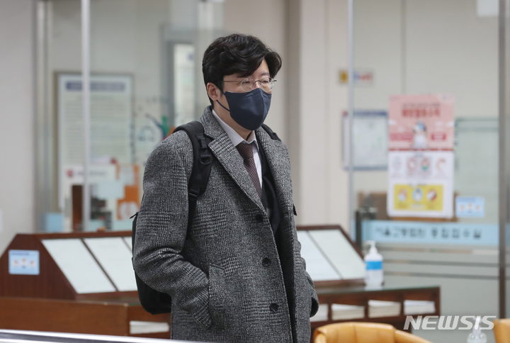 [서울=뉴시스] 고승민 기자 = 김학의 전 법무부 차관의 불법 출국금지 관련 서류 조작 혐의를 받고 있는 이규원 검사가 지난 25일 서울중앙지방법원에서 열린 6차 공판에 출석하고 있다. 2022.03.25. kkssmm99@newsis.com