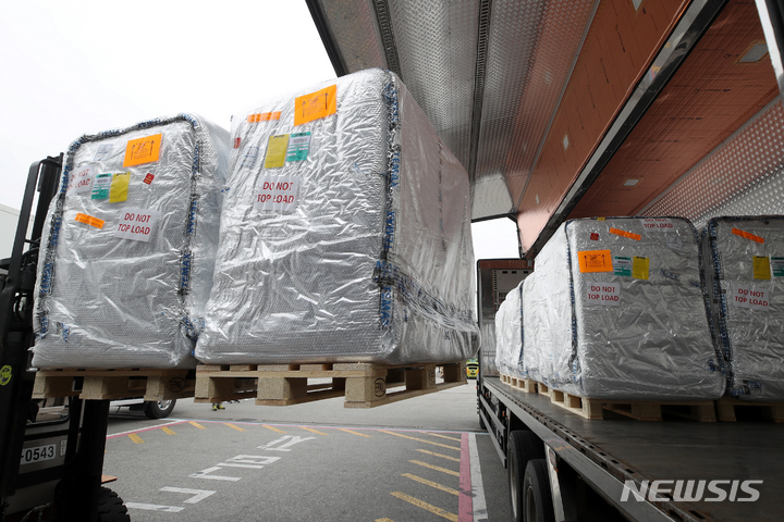 [인천공항=뉴시스] 조성우 기자 = 미국 화이자사가 개발한 먹는 치료제 '팍스로비드' 4만4000명분이 25일 오전 인천국제공항 화물터미널에 도착해 수송 관계자들이 수송차량에 옮겨 싣고 있다. 2022.03.25. xconfind@newsis.com