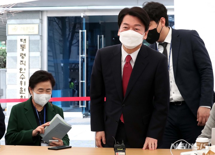 [서울=뉴시스] 인수위사진기자단 = 안철수 대통령직인수위원장과 신용현 대통령직인수위원회 대변인이 25일 서울 통의동 금융감독원 연수원 '프레스 다방'에서 기자들과 간담회를 하고 있다. 2022.03.24. photo@newsis.com