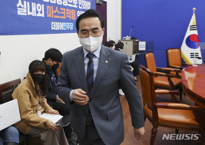 [서울=뉴시스] 최진석 기자 = 박홍근 더불어민주당 신임 원내대표가 25일 서울 여의도 국회 원내대표 회의실에서 문재인 대통령의 축하난을 받은 뒤 원내대표실로 향하고 있다. 2022.03.25. myjs@newsis.com