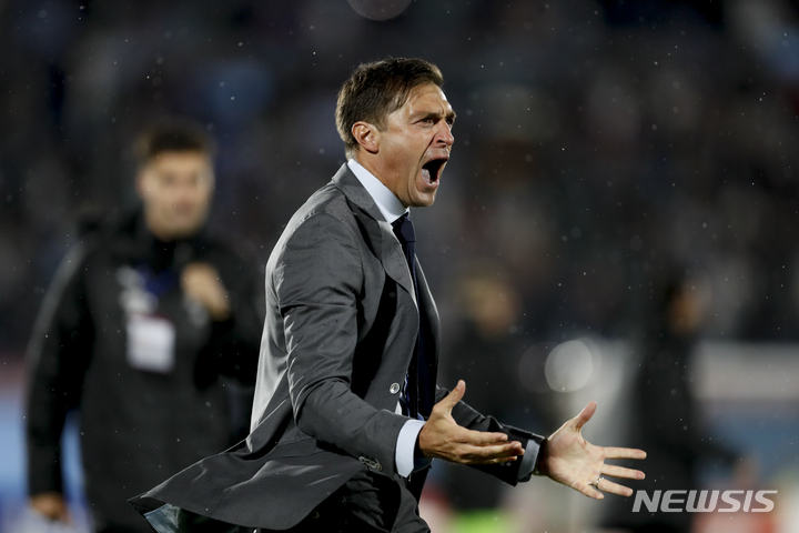 [몬테비데오=AP/뉴시스]우루과이 축구 대표팀 알론소 감독. 2022.03.24.