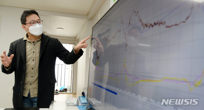 [무주=뉴시스] 김얼 기자 = 한경훈 농업회사법인 무주원 대표가 전북 무주군 안성면에 위치한 무주원에서 본사와 인터뷰를 하고 있다. 2022.03.25. pmkeul@nwsis.com