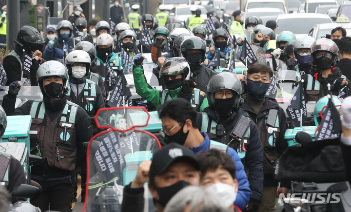 [서울=뉴시스] 권창회 기자 = 지난달 25일 오전 서울 강남구 신논현역 인근 교보타워 사거리에서 열린 고(故) 조병철 배달노동자 노제에서 배달노동자들이 구호를 외치고 있다. 고인은 같은 달 9일 교보타워 사거리에서 운행 도중 신호위반 하던 택시와 충돌해 숨졌다. 2022.03.25. kch0523@newsis.com