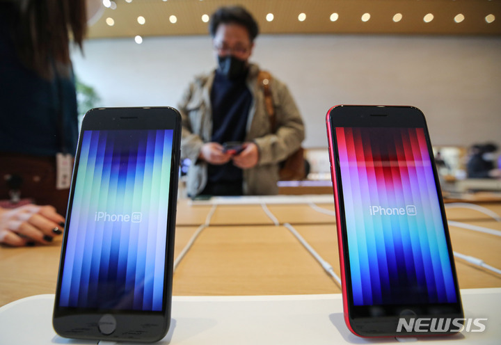 [서울=뉴시스] 권창회 기자 = 애플이 보급형 스마트폰인 아이폰SE 3세대를 출시한 25일 오후 서울 강남구 애플스토어 가로수길점에서 고객이 아이폰SE 3세대를 살펴보고 있다. 2022.03.25. kch0523@newsis.com