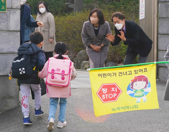 [서울=뉴시스] 조희연(오른쪽 첫번째) 서울시교육감이 지난 25일 서울 강남구 청담초등학교에서 등교하는 학생들을 맞이하고 있다. (사진=서울시교육청 제공) 2022.03.31. photo@newsis.com *재판매 및 DB 금지