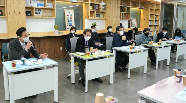 [서울=뉴시스] 조희연 서울시교육감이 지난 3월25일 서울 강남구 청담고등학교에서 열린 '청담고등학교 학교 이전을 위한 현장 간담회'에서 2025년 이전 예정인 청담고의 학교현안과 향후 대책 등에 대해 교직원·학부모·학생 등과 의견을 나누고 있다. (사진=서울시교육청 제공) 2022.11.21. photo@newsis.com *재판매 및 DB 금지