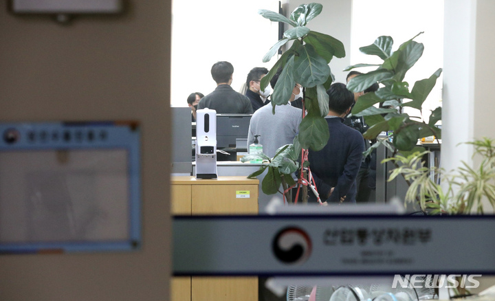 [세종=뉴시스] 강종민 기자 = 산업통상자원부의 일명 '블랙리스트' 의혹과 관련해 검찰이 지난 25일 정부세종청사 산업부 원전 관련 부서에 대한 압수수색을 실시하고 있다. 2022.03.25. ppkjm@newsis.com