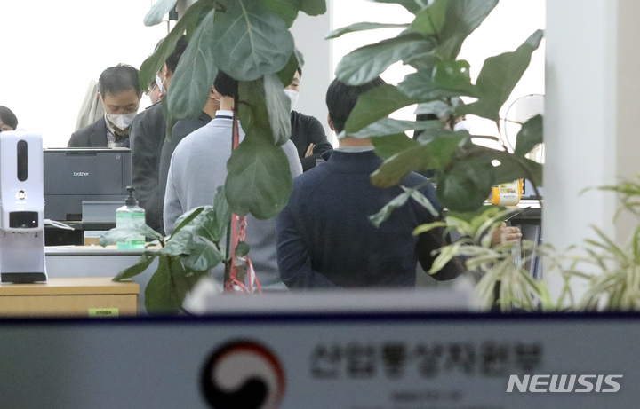 [세종=뉴시스] 강종민 기자 = 산업통상자원부의 일명 '블랙리스트' 의혹과 관련해 검찰이 정부세종청사 산업부 원전 관련 부서에 대한 압수수색을 실시한 지난 3월25일 오후 직원이들이 모여 있다. 2022.03.25. ppkjm@newsis.com