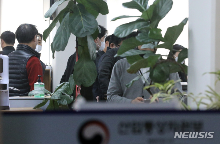 [세종=뉴시스] 강종민 기자 = 산업통상자원부의 일명 '블랙리스트' 의혹과 관련해 검찰이 정부세종청사 산업부 원전 관련 부서에 대한 압수수색을 실시한 25일 오후 직원이들이 모여 있다. 2022.03.25. ppkjm@newsis.com