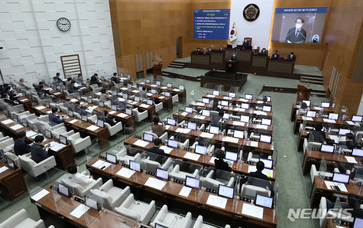 [서울=뉴시스] 조수정 기자 = 지난 3월25일 오후 서울 중구 서울시의회에서 열린 제306회 임시회 제1차 본회의. 2022.03.25. chocrystal@newsis.com