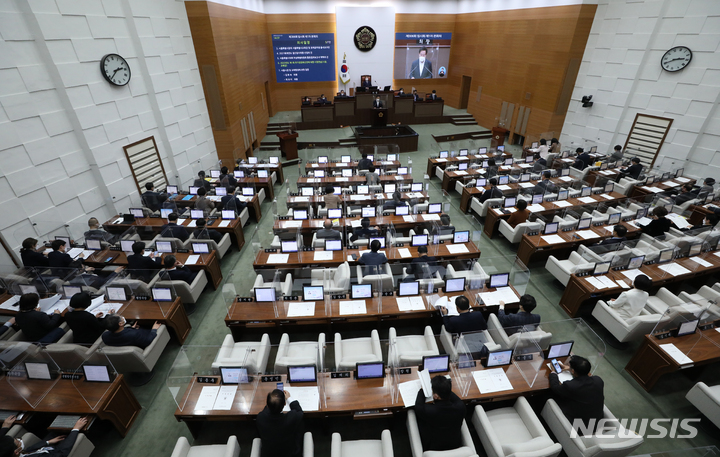 [서울=뉴시스] 조수정 기자 = 오세훈 서울시장이 지난달 25일 오후 서울 중구 서울시의회에서 열린 제306회 임시회 제1차 본회의 2022년도 제1회 추가경정예산안에 대해 시정연설 하고 있다. 2022.04.11. chocrystal@newsis.com