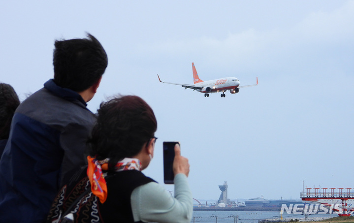 [제주=뉴시스] 우장호 기자 = 제주 지역에 초속 20m가 넘는 태풍급 바람이 불고 있는 25일 오후 제주국제공항에 항공기들이 강풍을 뚫으며 착륙을 시도하고 있다. 항공기상청은 이날 제주공항 이륙과 착륙 방향 모두에 급변풍·강풍 특보를 발효했다. 2022.03.25. woo1223@newsis.com