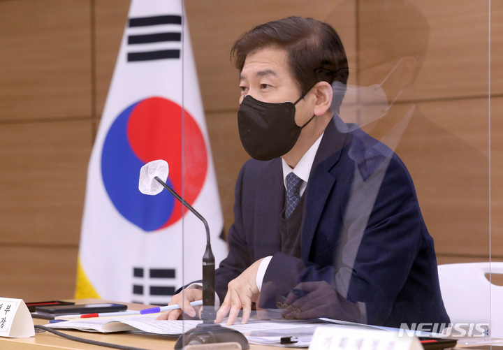 [세종=뉴시스] 강종민 기자 = 최상대 기획재정부 예산실장이 지난 25일 세종시 정부세종청사에서 2023년도 예산안 편성 및 기금운용계획안 작성지침에 대해 설명하고 있다. 2022.03.29. ppkjm@newsis.com