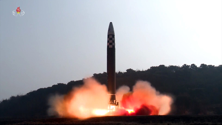 [서울=뉴시스] 북한 조선중앙TV가 25일 보도한 신형 대륙간탄도미사일(ICBM) 화성 17형 시험 발사 사진. (사진=조선중앙TV 캡처) 2022.03.25. photo@newsis.com *재판매 및 DB 금지