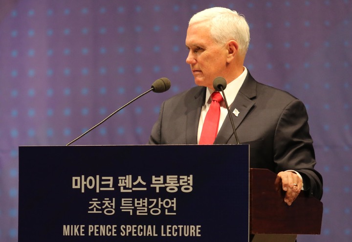 [서울=뉴시스] 마이크 펜스(Mike Pence) 전 미국 부통령이 25일 서울 마포구 극동아트홀에서 열린 제51회 극동포럼에서 '국제정세 속 굳건한 한미 동맹'을 주제로 강연하고 있다. (사진=극동방송 제공) 2022.03.25. photo@newsis.com *재판매 및 DB 금지