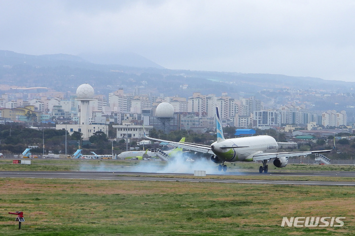 [제주=뉴시스] 우장호 기자 = 제주 지역에 초속 20m가 넘는 태풍급 바람이 불고 있는 25일 오후 제주국제공항에서 항공기들이 착륙을 시도하고 있다. 항공기상청은 이날 제주공항 이륙과 착륙 방향 모두에 급변풍·강풍 특보를 발효했다. 2022.03.25. woo1223@newsis.com