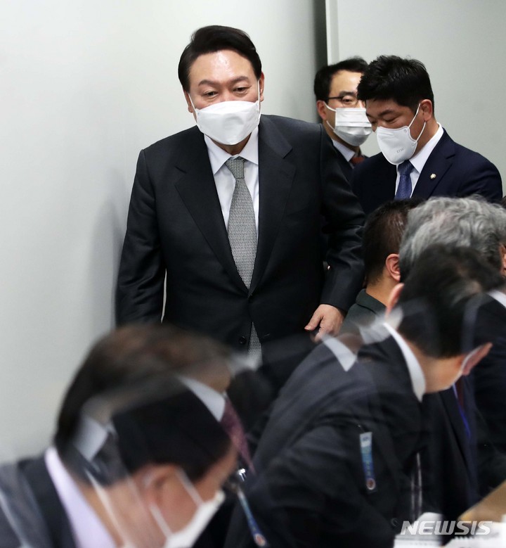 [서울=뉴시스] 인수위사진기자단 = 윤석열 대통령 당선인이 25일 오후 서울 종로구 통의동 대통령직인수위원회에서 열린 경제2분과 국토교통부 업무보고 현장을 방문하고 있다. 2022.03.25. photo@newsis.com