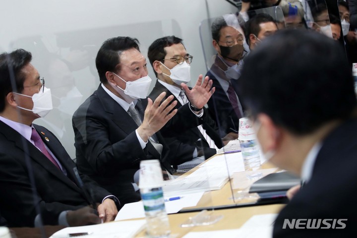 [서울=뉴시스] 인수위사진기자단 = 윤석열 대통령 당선인이 25일 오후 서울 종로구 통의동 대통령직인수위원회에서 열린 경제2분과 국토교통부 업무보고 현장을 찾아 인사말을 하고 있다. 2022.03.25. photo@newsis.com