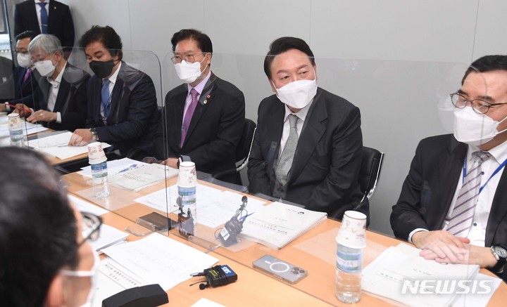 [서울=뉴시스] 인수위사진기자단 = 윤석열 대통령 당선인이 25일 오후 서울 종로구 통의동 회의실에서 열린 경제2분과 국토교통부 업무보고에 방문해 관계자들을 격려하고 있다. 2022.03.25. photo@newsis.com