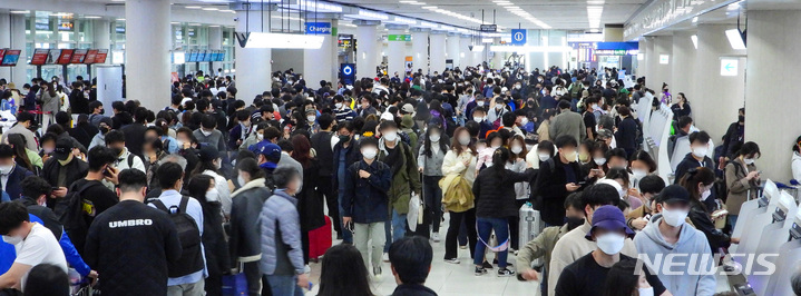 [제주=뉴시스] 우장호 기자 = 제주 지역 기상이 악화하고 있는 25일 오후 제주국제공항 3층 출발장에 항공기 운항 정보를 확인하려는 이용객들이 몰리면서 혼잡한 모습을 하고 있다. 2022.03.25. woo1223@newsis.com