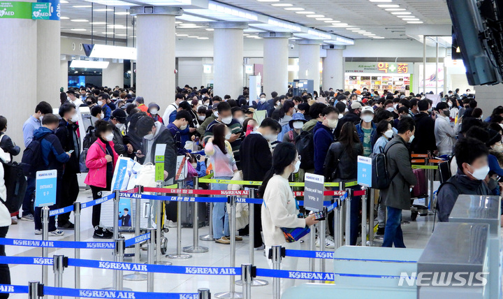 [제주=뉴시스] 우장호 기자 = 제주 지역 기상이 악화하고 있는 25일 오후 제주국제공항 3층 출발장에 항공기 운항 정보를 확인하려는 이용객들이 몰리면서 혼잡한 모습을 하고 있다. 2022.03.25. woo1223@newsis.com