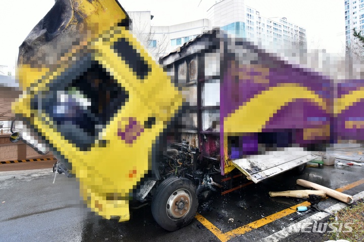 [대구=뉴시스] 이지연 기자 = 25일 오후 3시19분 대구 북구 침산동 한 아파트에서 이삿짐을 실은 5t 트럭에서 원인을 알 수 없는 화재가 발생했다. (사진=북부소방서 제공) 2022.03.26. photo@newsis.com