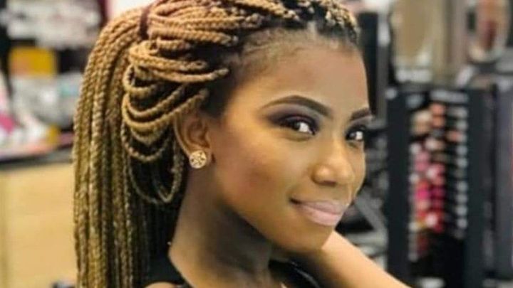 [서울=뉴시스]2년 전 임신 8개월의 만삭으로 성폭행당한 후 살해돼 나무에 매달린 모습으로 발견돼 남아공 국민들을 충격에 빠지게 했던 체고파초 풀레의 생전 모습. 풀레는 그녀를 임신시킨 사실이 아내에게 들통날 것을 두려워 한 남자친구에 의해 청부살해된 것으로 드러나 남아공이 또다시 충격에 빠졌다. <사진 출처 : 英 BBC> 2022.3.26