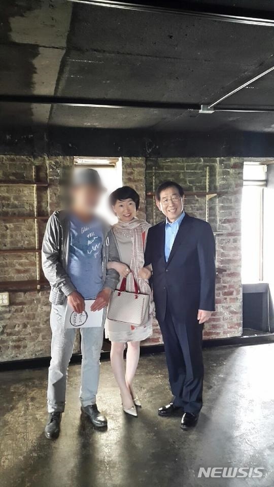 [서울=뉴시스] 진혜원 대구지검 부부장검사가 자신의 페이스북에 고(故) 박원순 전 서울시장과 팔짱 낀 사진과 함께 "권력형 범죄 자수한다"며 글을 올렸다. (사진=진혜원 검사 페이스북 캡쳐) 2020.07.14. photo@newsis.com *재판매 및 DB 금지 *재판매 및 DB 금지