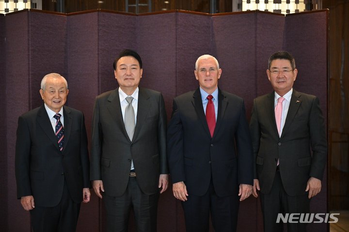 [서울=뉴시스]마이크 펜스 전 미국 부통령이 자신의 트위터에 올린 윤석열 당선인과의 25일 회동 사진. 왼쪽부터 김장환 극동방송 이사장, 윤석열 대통령 당선인, 마이크 펜스 전 미국 부통령, 권모세 아일랜드리조트 회장.