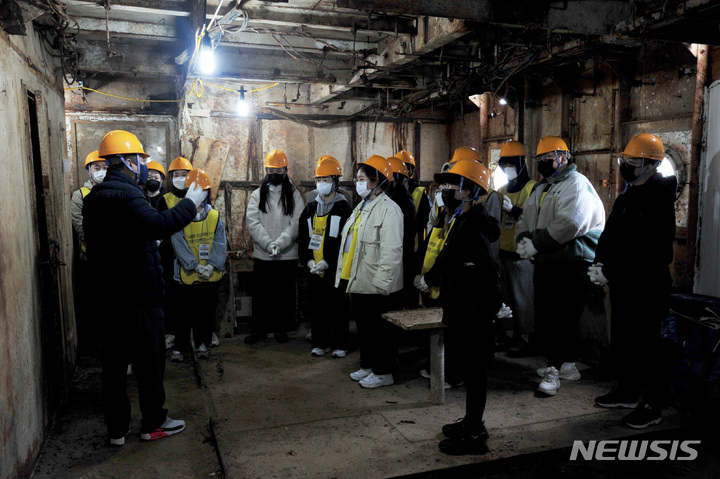 [목포=뉴시스] 이영주 기자 = 26일 오전 정성욱 4·16 가족협의회 인양분과장이 전남 목포신항에 거치된 세월호에서 4·16 기억순례 행사에 참여한 청소년들에게 세월호 침몰 과정을 설명하고 있다. 2022.03.26. leeyj2578@newsis.com