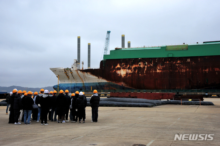 [목포=뉴시스] 이영주 기자 = 26일 오전 전남 목포신항에서 4·16 기억 순례 행사에 참여한 학생들이 항만 부두에 세워진 세월호를 바라보고 있다. 2022.03.26. leeyj2578@newsis.com