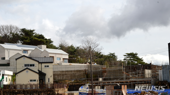 [밀양=뉴시스] 안지율 기자 = 25일 오후 경남 양산 하북면 평산마을에 건축 중인 문재인 대통령 사저 옆 경호동의 건축공사가 진행되고 있다. 2022.03.26. alk9935@newsis.com