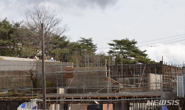 [밀양=뉴시스] 안지율 기자 = 25일 오후 경남 양산 하북면 평산마을에 건축 중인 문재인 대통령 사저 옆 경호동의 건축공사가 진행되고 있다. 2022.03.26. alk9935@newsis.com