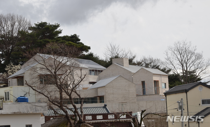 [밀양=뉴시스] 안지율 기자 = 25일 오후 경남 양산 하북면 평산마을에 건축 중인 문재인 대통령 사저의 가림막이 치워져 있다. 2022.03.26. alk9935@newsis.com