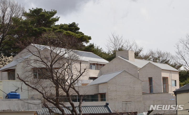 [밀양=뉴시스] 안지율 기자 = 25일 오후 경남 양산 하북면 평산마을에 건축 중인 문재인 대통령 사저의 가림막이 치워져 있다. 2022.03.26. alk9935@newsis.com