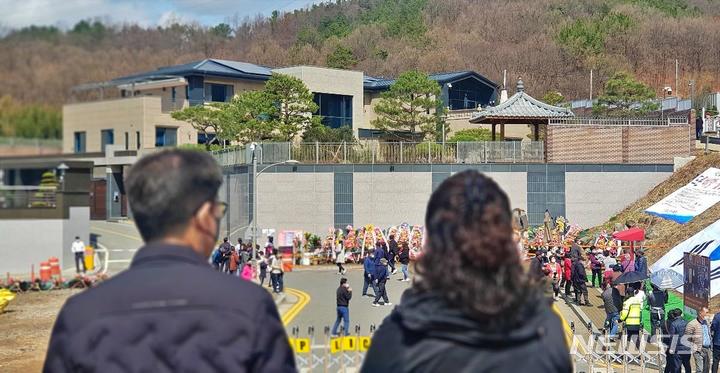 [대구=뉴시스] 이지연 기자 = 26일 오후 시민들이 대구 달성군 유가읍 쌍계리의 위치한 박근혜 전 대통령 사저 앞을 찾아 둘러보고 있다. 2022.03.26. ljy@newsis.com