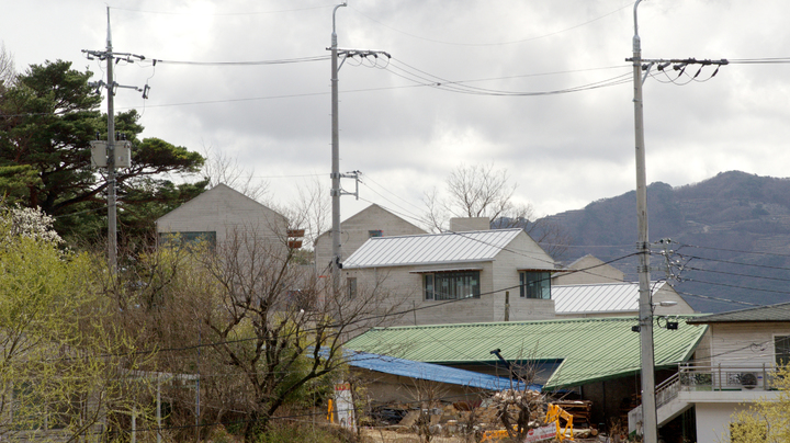 25일 오후 경남 양산 하북면 평산마을에 건축 중인 문재인 대통령 사저의 가림막이 치워져 있다. *재판매 및 DB 금지