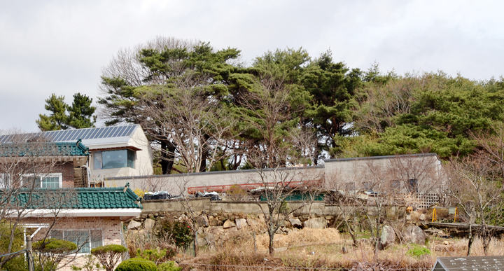 25일 오후 경남 양산 하북면 평산마을에 건축 중인 문재인 대통령 사저의 가림막이 치워져 있다. *재판매 및 DB 금지