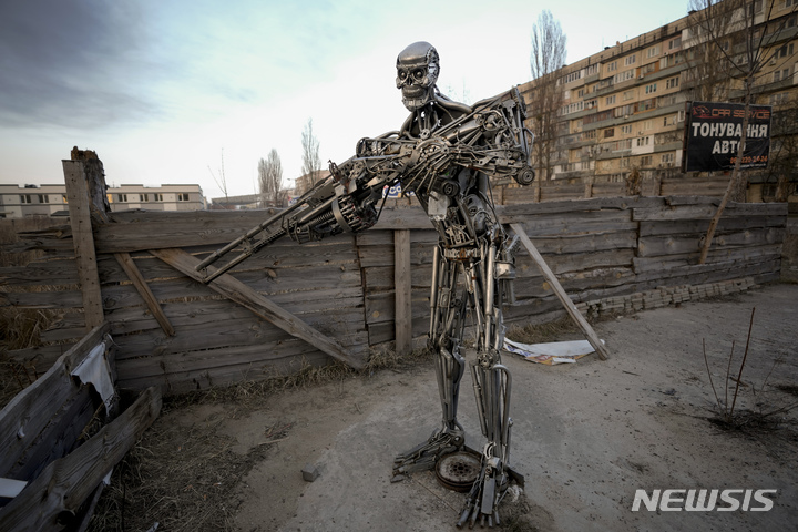 [키이우=AP/뉴시스] 지난 25일(현지시간) 우크라이나 키이우의 한 검문소 인근에 자동차 변속기 부품으로 만든 영화 캐릭터 '터미네이터'가 세워져 있다. 2022.03.28.