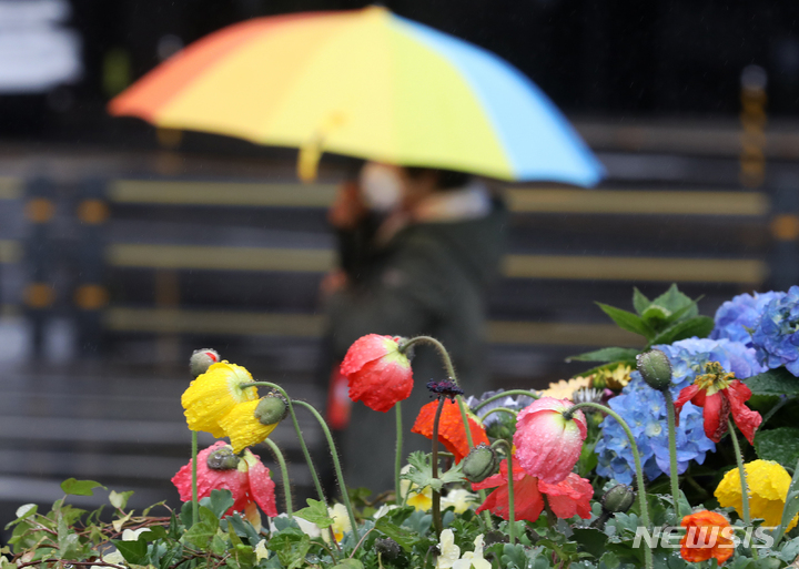 [서울=뉴시스] 조성우 기자 = 봄비가 내리는 지난 26일 오전 서울 중구 서울광장 인근에서 시민들이 우산을 쓰고 이동하고 있다. 2022.03.26. xconfind@newsis.com