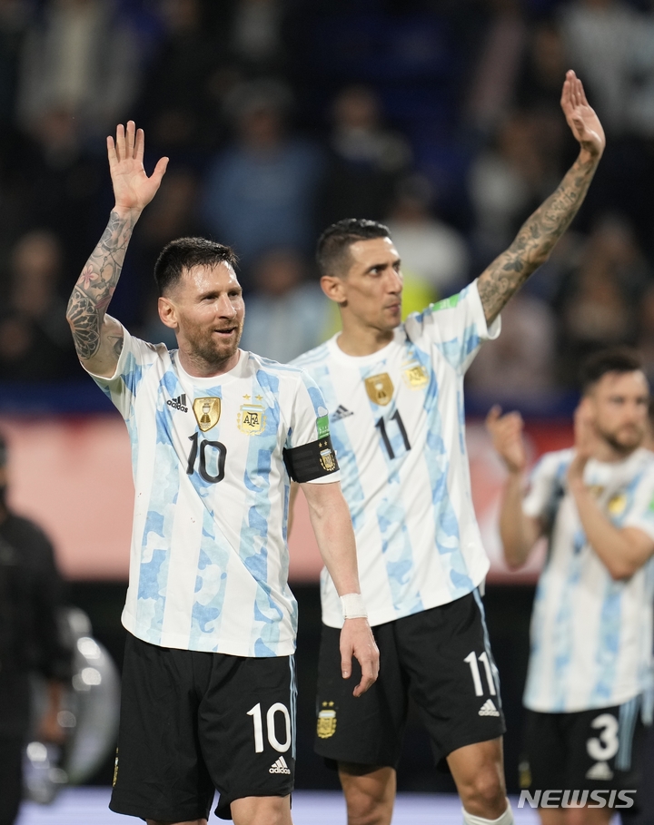 [부에노스 아이레스=AP/뉴시스] 아르헨티나의 리오넬 메시(왼쪽)와 앙헬 디 마리아가 26일(한국시간) 아르헨티나 부에노스 아이레스에서 열린 베네수엘라와 2022 FIFA 카타르 월드컵 남미지역 예선 홈경기에서 세 번째 골을 합작한 뒤 기쁨을 나누고 있다. 2022.03.26.