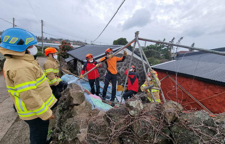 [제주=뉴시스] 우장호 기자 = 강풍경보가 발효되는 등 기상이 악화한 제주 지역에 관련 피해도 잇따랐다. 지난 25일 오후 제주시 한림읍 동명리의 한 비닐하우스 구조물이 바람에 날아가 출동한 서부소방서 소속 대원들이 안전조치를 하고 있다. (사진=제주서부소방서 제공) 2022.03.26. woo1223@newsis.com *재판매 및 DB 금지