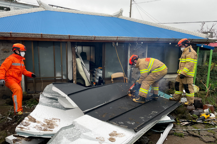 [제주=뉴시스] 우장호 기자 = 강풍경보가 발효되는 등 기상이 악화한 제주 지역에 관련 피해도 잇따랐다. 지난 26일 오전 제주시 애월읍 신엄리의 한 주택 구조물이 바람에 날아가 신고를 받고 출동한 서부소방서 소속 대원들이 안전조치를 하고 있다. (사진=제주서부소방서 제공) 2022.03.26. woo1223@newsis.com *재판매 및 DB 금지