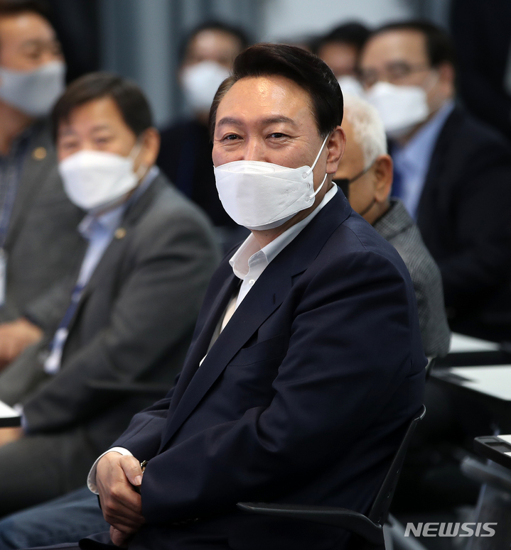 [서울=뉴시스] 인수위사진기자단 = 윤석열 대통령 당선인이 26일 오후 서울 마포구 서울창업허브 컨퍼런스홀에서 열린 제20대 대통령직인수위원회 워크샵에서 미소를 짓고 있다. 2022.03.26. photo@newsis.com