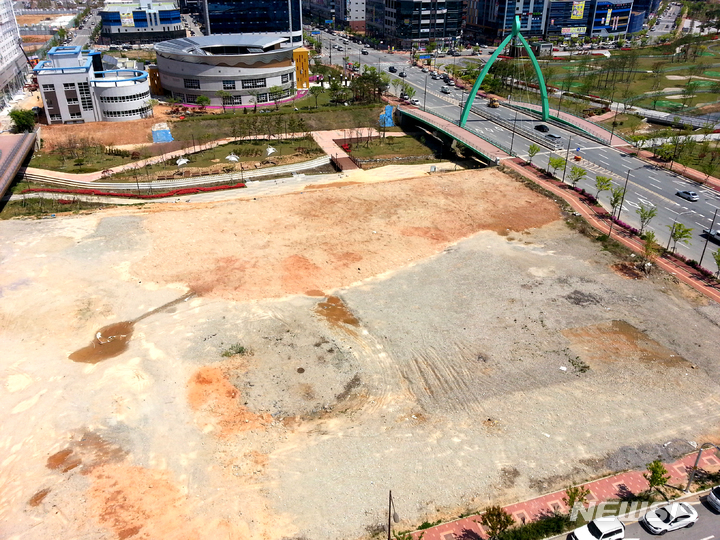 [나주=뉴시스] 이창우 기자= 나주혁신도시 '빛가람 복합혁신센터' 건립지로 확정된 '빛가람동 199번지' 일대 부지. 지척에 빛가람동 행정복지센터가 보인다. 2022.03.27. (사진=뉴시스DB) lcw@newsis.com