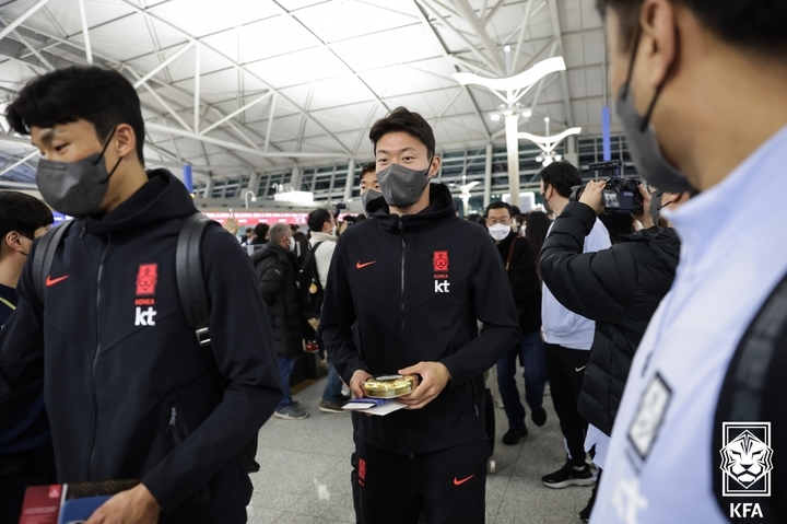 [서울=뉴시스] 고승민 기자 = 카타르월드컵 최종예선을 위해 마지막 경기인 아랍에미리트전을 위해 출국하는 축구대표팀이 26일 인천국제공항에 들어서고 있다. (사진=KFA 제공) 2022.03.26. photo@newsis.com *재판매 및 DB 금지